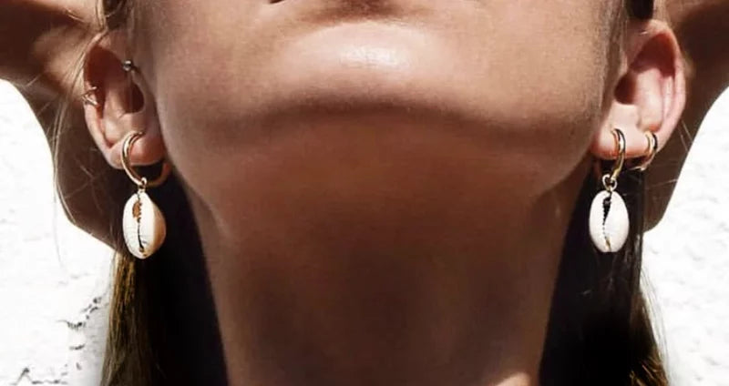 Caroline Huggie Hoop 貝殼吊墜耳環