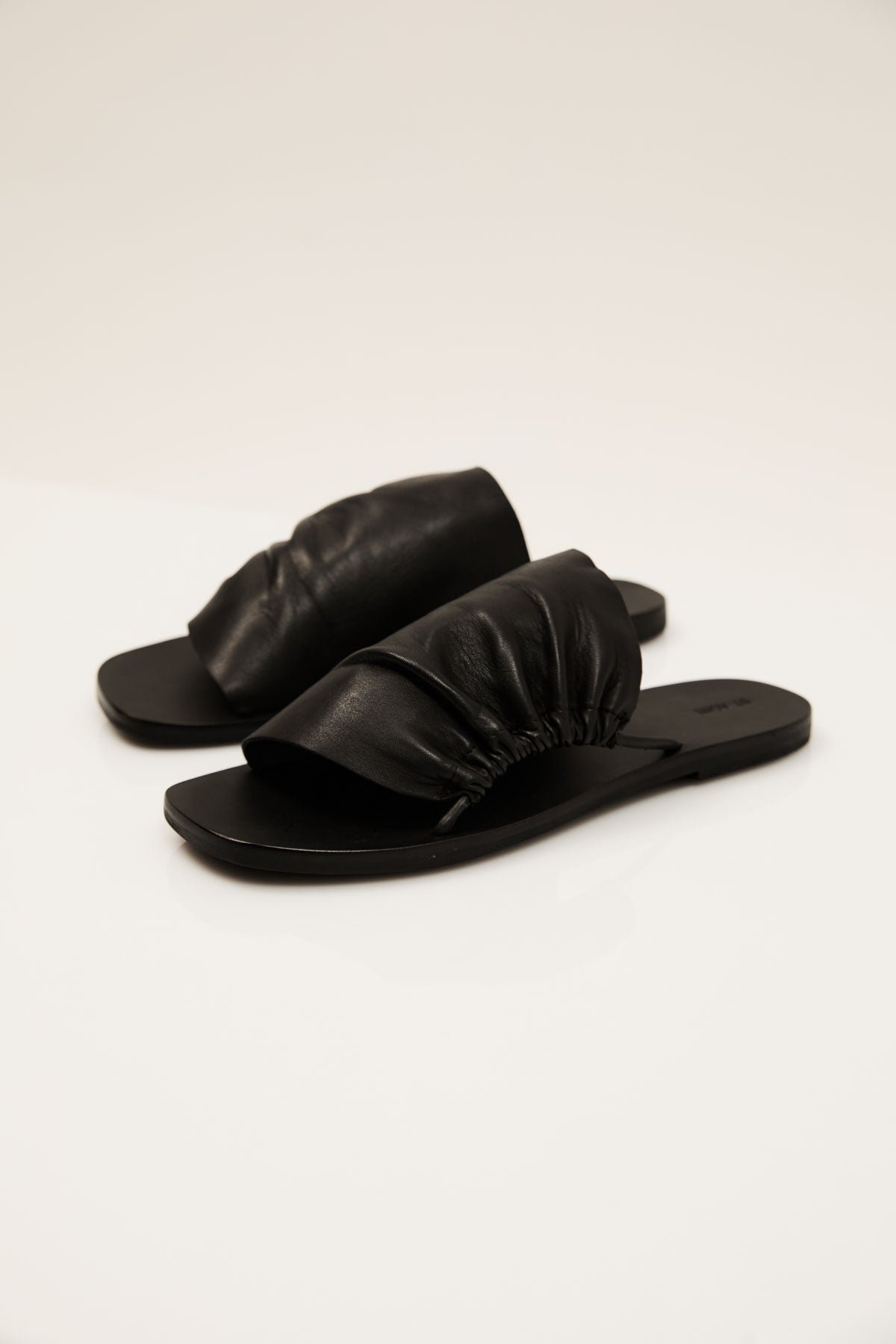 Gathered Slides 皺褶小羊皮涼鞋 （黑色）