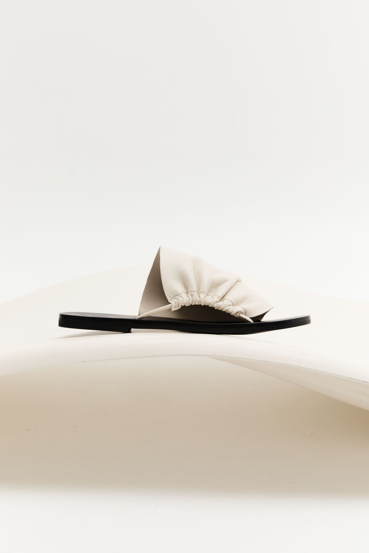 Gathered Slides 皺褶小羊皮涼鞋 （Tofu）