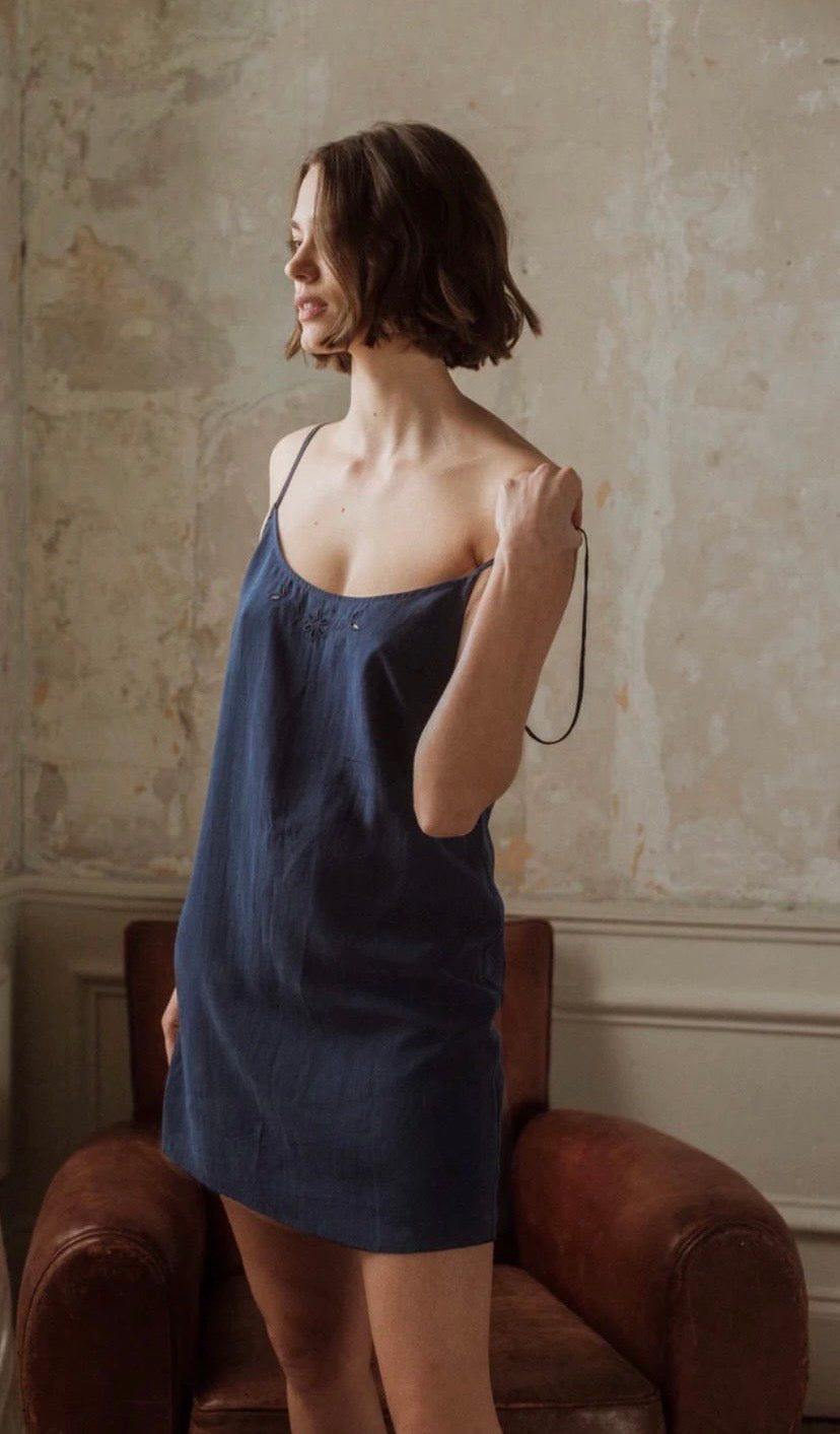 鏤空刺繡天絲睡衣 (深藍色)