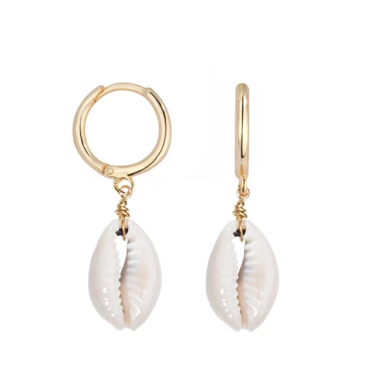 Caroline Huggie Hoop 貝殼吊墜耳環